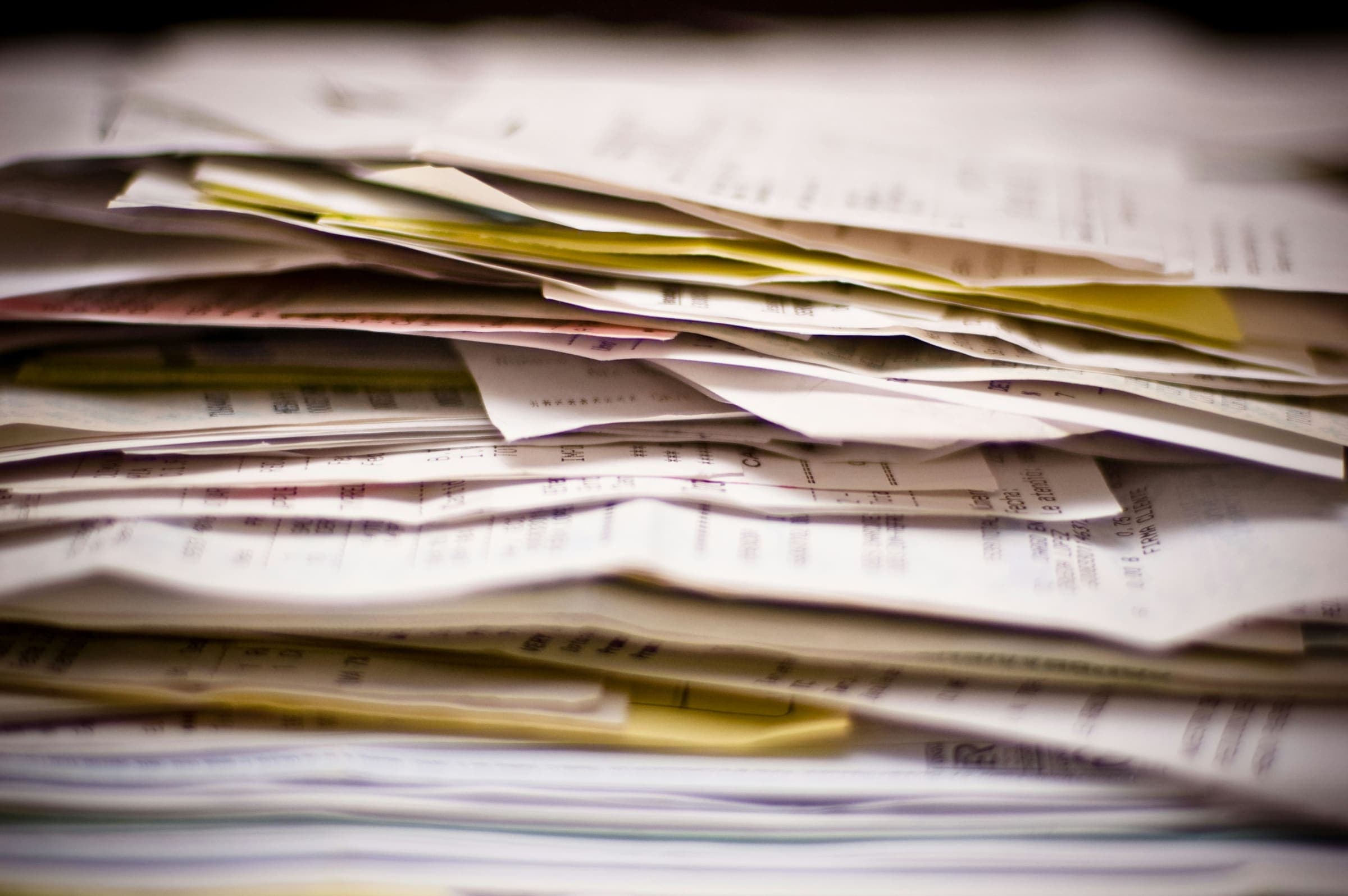 Pile de documents papier en vrac